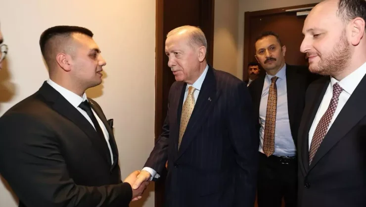 AK Parti’ye üye olan Burdurlu Recep Tayyip Erdoğan’a parti rozetini Cumhurbaşkanı Erdoğan taktı