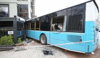 Antalya’da halk otobüsü kafeye daldı! 5 yaralı