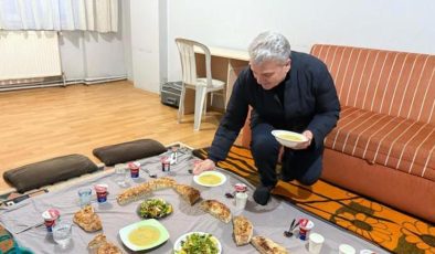 Canbey, öğrenci evinde iftar, sevgi evlerinde kimsesiz çocuklarla sahur yaptı