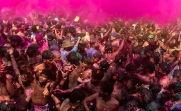 Hindistan’da on binlerce kişi, ‘Holi’ bahar festivalini kutladı