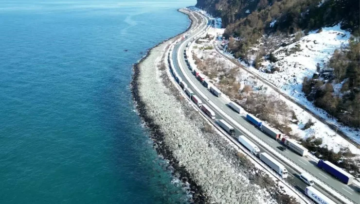 Gürcistan’da Kar, Tır Geçişlerini Durdurdu