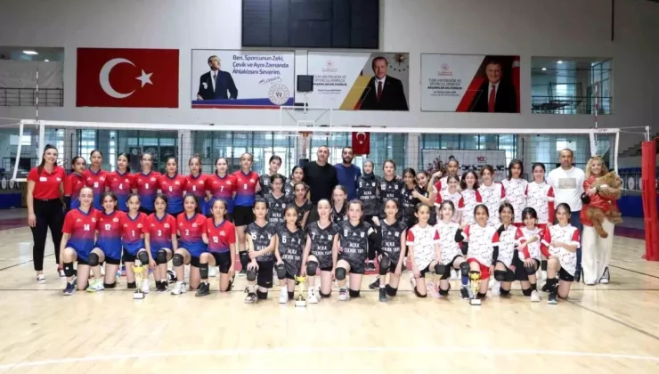 Hakkari’de Midi Kızlar Voleybol Şampiyonası Sona Erdi