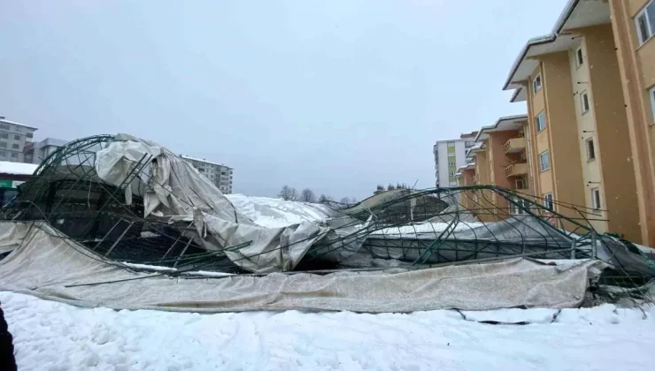 Rize’de Halı Sahanın Çatısı Kar Yüzünden Çöktü