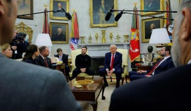 Trump konuşurken fark edildi! Rus muhabiri Oval Ovis’e gizlice girdi