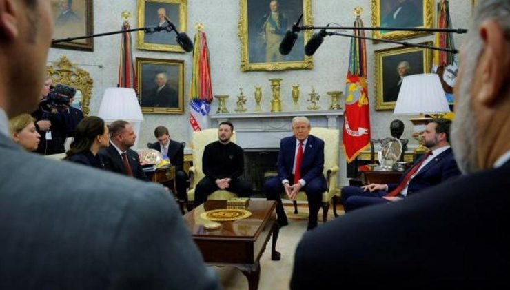 Trump konuşurken fark edildi! Rus muhabiri Oval Ovis’e gizlice girdi